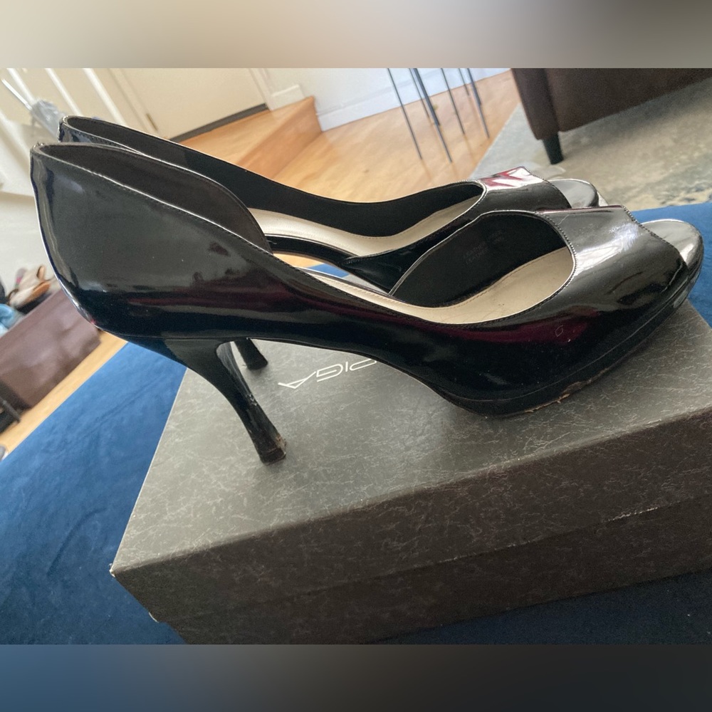 Via Spiga patent leather heel